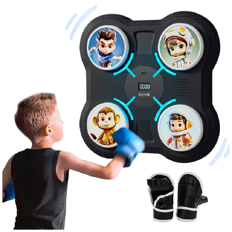 Niño jugando con la máquina de boxeo y guantes