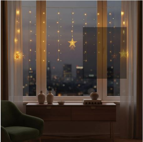 Cortina de luces cálida instalada en una ventana