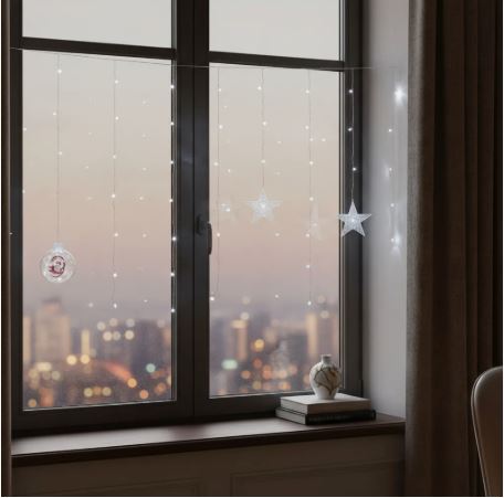 Cortina de luces blanca instalada en una ventana