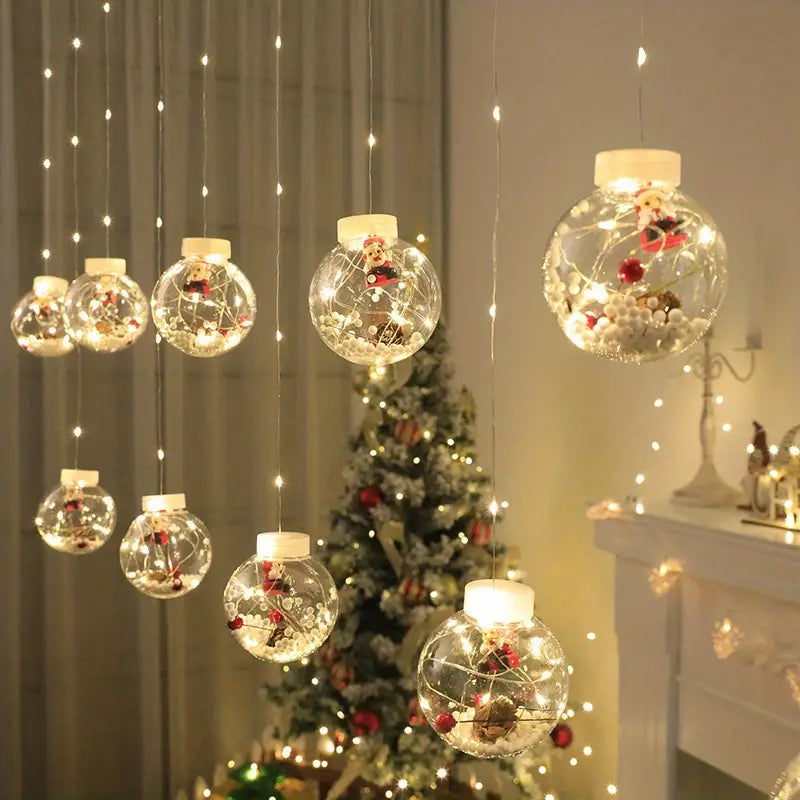 Cortina de luces con globos de cristal y escenas navideñas en una sala