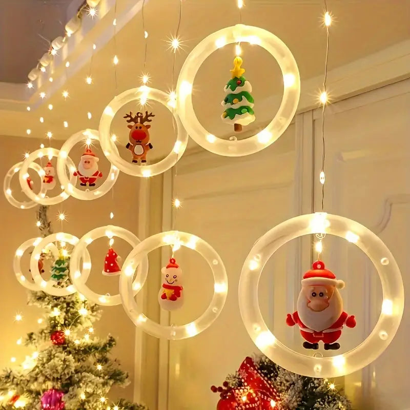 Cortina de luces con anillos luminosos y figuras navideñas en una sala